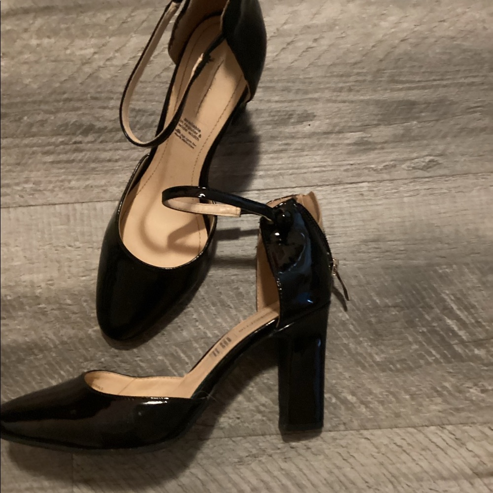 liz Claiborne black shiny heels